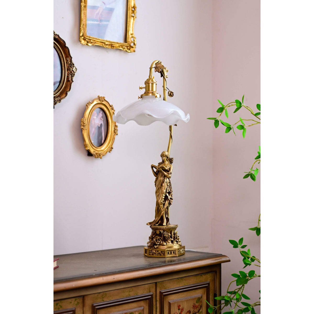 Albino Statue Glass Table Lamp