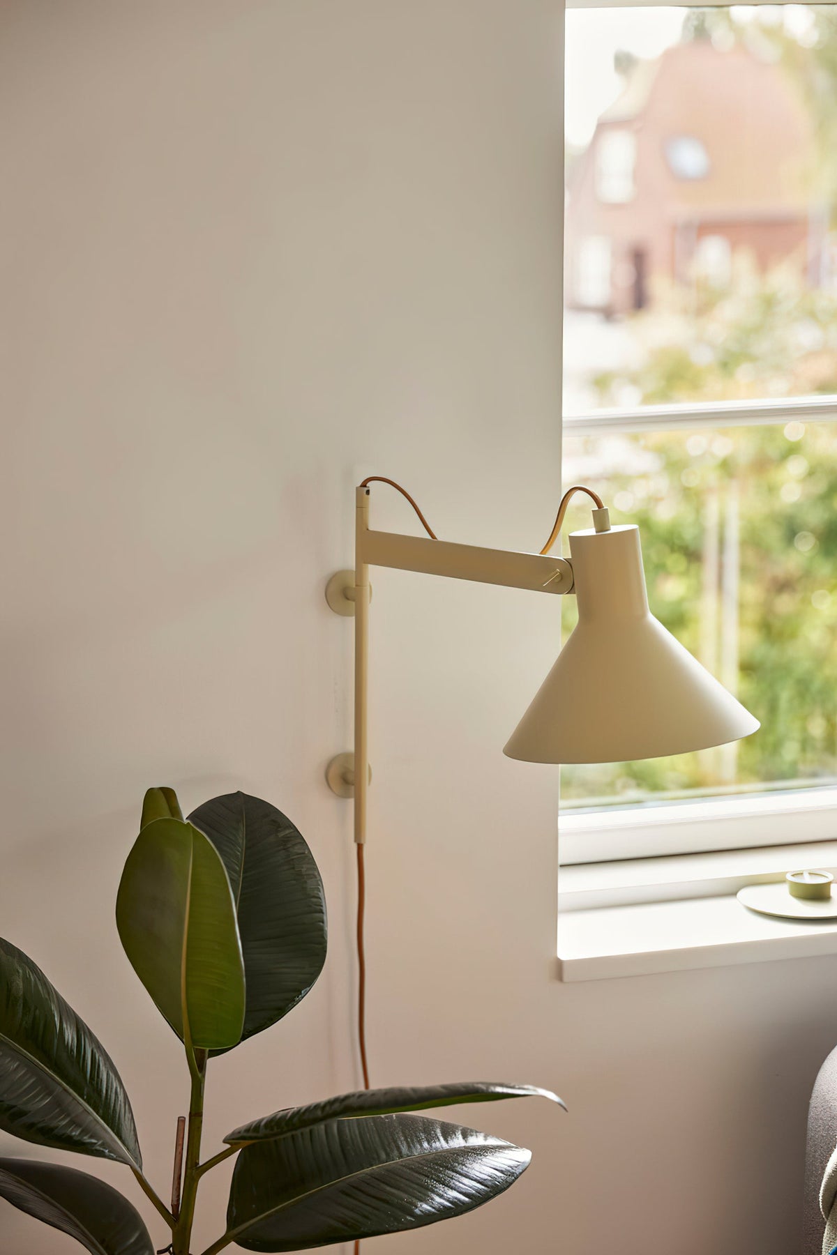 Posesco Plug-In Wall Lamp